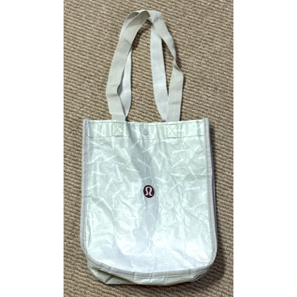 Lululemon small lunch Bag 100% Recycled Polypropylene 9
